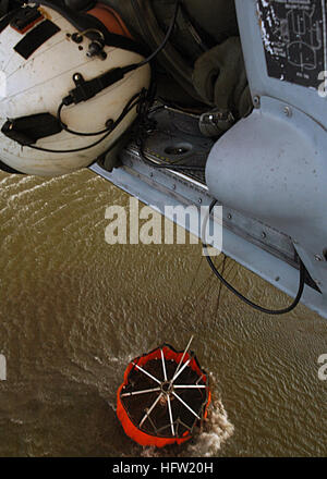 071023-N-3069F-014-SAN DIEGO (23. Oktober 2007) - Chief Aviation Electronics Technician Rexford Sackett, zugewiesen, Hubschrauber Meer bekämpfen Squadron (HSC) 85, überwacht die Höhe von einem Marine MH-60 Seahawk speziell ausgestattet mit einer Kapazität von 420-Gallone Eimer, wie es mit Wasser gefüllt ist. Foto: U.S. Navy Mass Communication Specialist 2. Klasse Chris Fahey (freigegeben) US Navy 071023-N-3069F-014 Chief Aviation Electronics Technician Rexford Sackett, zugewiesen, Hubschrauber Meer bekämpfen Squadron (HSC) 85, überwacht die Höhe von einem Marine MH-60 Seahawk Stockfoto