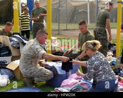 071024-N-0000 X-056 SAN DIEGO (24. Oktober 2007) - sammeln evakuierten aus San Diego Waldbrände Kleidung von San Diego Bereich Gymnasien auf Turner Field im Marine Amphibious Base Coronado gespendet. Mehr als 268 Militärangehörige und ihre Familien haben ihre Häuser zu suchen Unterschlupf in einem 500-Personen-Zelt-Camp gebaut von amphibischen Bau Bataillon (ACB) 1 evakuiert. U.S. Navy Photo (freigegeben) US Navy 071024-N-0000 X-056 evakuierte aus San Diego Waldbrände sammeln Kleidung gestiftet von San Diego Bereich Gymnasien auf Turner Field im Marine Amphibious Base Coronado Stockfoto