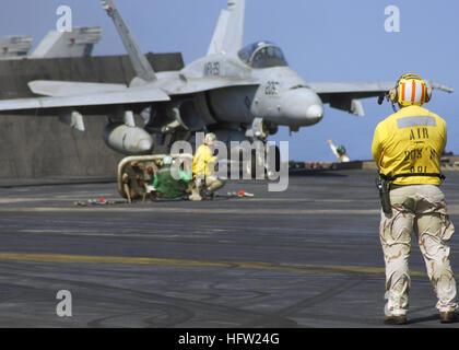 071025-N-1598C-048 Golf von OMAN (25. Oktober 2007) - beobachtet der Take off einer F/A - 18 C Hornet beigefügt Chief Warrant Officer Kenneth Joubert "Thunderbolts" der Marine Fighter Attack Squadron (VMFA) 251, aus dem Flugdeck der nuklear angetriebene Flugzeugträger USS Enterprise (CVN-65). Unternehmens- und eingeschifften Carrier Air Wing (CVW) 1 laufen auf eine geplante Bereitstellung. Foto: U.S. Navy Mass Communication Specialist 3. Klasse McKinley Cartwright (freigegeben) U.S. Navy 071025-N-1598C-048 Chief Warrant Officer Kenneth Joubert beobachtet der Take off eine F-A - 18 C Hornet, befestigt die T Stockfoto