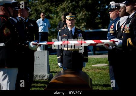 Eine gemeinsame Ehrenwache bereitet sich darauf vor, die nationale Fähnrich während einer Gedenkfeier für den 11. Vorsitzenden der Joint Chiefs of Staff in Annapolis, Maryland, zu falten. Stockfoto