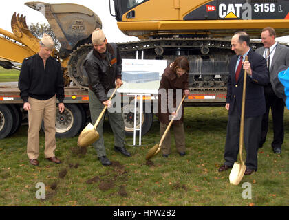 071031-N-9860Y-005 OAK HARBOR, Washington (31. Oktober 2007) - Führer von Naval Air Station Whidbey Island, die Oak Harbor, Gemeinschaftund the Boeing Company benutze zeremonielle gold Schaufeln, um die ersten Löcher für ein erster Spatenstich für den Growler Support Center zu graben. Das Zentrum wird im Rahmen des Übergangs von der EA-6 b Prowler, die EA - 18 G Growler errichtet. Baubeginn ist im November beginnen und im Mai 2008 in Vorbereitung auf die Ankunft der ersten Growler im Juni abgeschlossen sein. Foto: U.S. Navy Mass Communication Specialist 2. Klasse Tucker M. Yates (freigegeben) US Navy 0 Stockfoto
