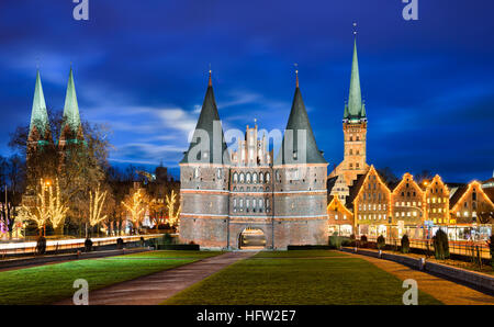 Holstentor in Lübeck, Deutschland mit Weihnachtsschmuck Stockfoto
