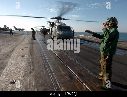 071105-N-8132M-131 Persischen Golf (5. November 2007) - Aviation Elektroniker / 3. Klasse Melissa Baker landing Signal eingetragene (LSE) bereitet sich auf ein HH - 60 H Seahawk starten an der "Drachentötern" der Hubschrauber u-Jagd Geschwader (HS) 11, aus dem Flugdeck der nuclear-powered Flugzeugträger USS Enterprise (CVN-65) befestigt. Enterprise und eingeschifften Carrier Air Wing (CVW) 1, sind im Gange auf einen geplanten sechsmonatigen Einsatz zur Unterstützung der Operation Iraqi Freedom und Operationen auf See. Foto: U.S. Navy Masse Kommunikation Spezialist Seemann Kiona M. Mckissack freigegeben () uns Marine 071105 Stockfoto