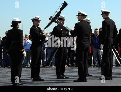 070304-N-4565G-003 BOSTON (4. März 2007) - The United States Naval Academy Silent Drill Team führt auf dem Flugdeck der USS John F. Kennedy (CV-67) während der allgemeinen öffentlichen Touren in Boston. Kennedy und ihre Crew sind in der Mitte ein fünftägiges Hafen besuchen in der Heimatstadt von ihrem Namensvetter vor Stilllegung 23. März 2007, eintraf, Florida US Navy Foto von Mass Communication Specialist 2. Klasse Tommy Gilligan (freigegeben) US Navy 070304-N-4565 G-003 The United States Naval Academy Silent Drill Team führt auf dem Flugdeck der USS John F. Kennedy (CV-67) während der allgemeinen öffentlichen Führungen in Bo Stockfoto