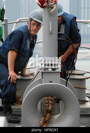 042-043-045-038 SOUTH CHINA SEA (7. November 2007) - Mineman Seemann Casey Faires stationiert auf dem Bergwerk Kriegsführung Schiff USS Patriot (MCM-7), hilft die Ankerkette zu führen, wie das Schiff an einer Boje im Wasser nur vor der Küste von Hong Kong, Mauren, für ein geplante Hafen besuchen. Patriot ist Hong Kong nach mehreren Beziehung verbessern Besuche und Interoperabilität ausgerichtete Übungen in der gesamten westlichen Pazifik besuchen. Foto: U.S. Navy Mass Communication Specialist 2. Klasse Joshua J. Wahl (freigegeben) US Navy 071107-N-0807W-038 Mineman Seemann Casey Faires stationiert an Bord der Mine Warfare Schiff USS Patri Stockfoto