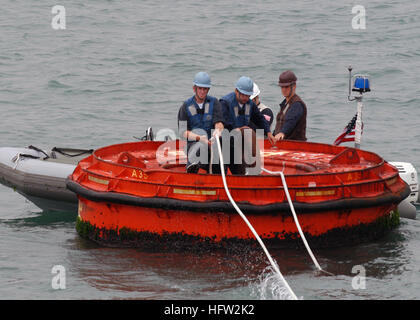 071107-N-0807W-042 SOUTH CHINA SEA (7. November 2007) - Segler an Mine Warfare Schiff USS Patriot (MCM-7), arbeiten zusammen, um das Schiff an einer Boje im Wasser nur vor der Küste von Hong Kong, für einen Besuch der geplanten Hafen festmachen. Patriot ist Hong Kong nach mehreren Beziehung verbessern Besuche und Interoperabilität ausgerichtete Übungen in der gesamten westlichen Pazifik besuchen. Foto: U.S. Navy Mass Communication Specialist 2. Klasse Joshua J. Wahl (freigegeben) uns 071107-N-0807W-042 Marineseeleute befestigt, die Mine Warfare Schiff USS Patriot (MCM-7), arbeiten zusammen, um das Schiff an einer Boje im Wasser j anlegen Stockfoto