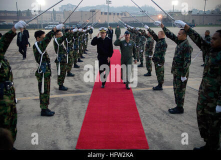 Hochrangige US-Militärführer besuchen die Osan Air Base in Seoul, Republik Korea, wo sie eine Inspektion der Ehrenwache durchführen und die Übertragung der operativen Kontrolle über die Kriegszeit an südkoreanische Streitkräfte diskutieren. Stockfoto