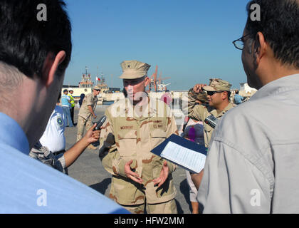 071106-N-0413B-025-BAHRAIN (6. November 2007) - Rear Admiral Terence E. Mcknight, Kommandant der Task Force 59 Felder Fragen bei einer Koalitionstruppen Krisenübung Antwort. Koalitionstruppen führen die Übung November 1-7, zur Verbesserung der Fähigkeiten bei der Reaktion auf einen Host NationÕs Antrag auf Hilfe in einer Zeit der Krise. Foto: U.S. Navy Anderson Bomjardim (freigegeben) US Navy 071106-N-0413B-025 Rear Admiral Terence E. Mcknight, Kommandant der Task Force 59, Felder Fragen bei einer Koalitionstruppen Krisenübung Antwort Stockfoto