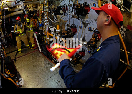 Die USS Kitty Hawk (CV 63) führt im Rahmen von ANNUALEX 19G eine Raumfeuerübung mit simuliertem Brennstoffbrand durch, um die gemeinsamen Reaktionsmöglichkeiten mit den japanischen Selbstverteidigungskräften in regionalen Krisenszenarien zu verbessern. Stockfoto