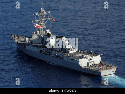 071112-N-0455L-002 Atlantik (12. November 2007) Ð Lenkflugkörper Zerstörer USS Oscar Austin (DDG-79) Segel neben USS Harry S. Truman während eine enge Manöver üben. Truman ist Teil der Carrier Strike Group (CSG) 10 und ist auf dem Weg in die Central Command Verantwortungsbereich im Rahmen der laufenden Rotation, maritimer Sicherheitsoperationen in der Region zu unterstützen. Foto: U.S. Navy Masse Kommunikation Spezialist Seemann Justin Lee Losack (freigegeben) USS Oscar Austin (DDG-79) hinten Stockfoto