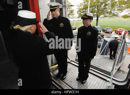 071115-N-4308O-001 ANNAPOLIS, MD. (15. November 2007) Mineman 1. Klasse Rebecca Diehl gibt einen Gruß zum Midshipman, geben ihm die Erlaubnis, an Bord der High Speed Vessel (HSV) 2 Swift zu kommen. Swift ist Gastgeber für eine berufliche Entwicklung Mission Paket bestehend aus Naval Special Warfare, Flotte Marinekräfte, Marineflieger und Warfighting Vermögen der Marine Expeditionary Combat Command. US Navy Foto von Mass Communication Specialist 3. Klasse Ryan O'Connor (freigegeben) US Navy 071115-N-4308O-001 Mineman 1. Klasse Rebecca Diehl einen Gruß kehrt als Seekadett, geben ihm die Erlaubnis, an Bord zu kommen Stockfoto