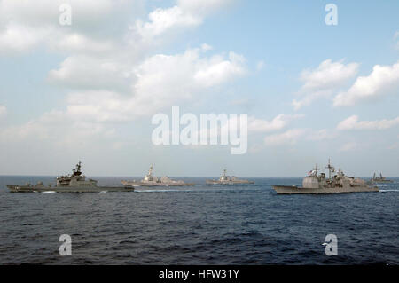 071116-N-3136P-009 PHILIPPINENSEE (16. November 2007) USA und Japan Maritime Self-Defense Force (JMSDF) Schiffe Line-up in Formation um den Flugzeugträger USS Kitty Hawk (CV-63) am Ende der Übung ANNUALEX 19 G für ein Gruppenfoto von 19-Schiff. ANNUALEX ist die maritime Komponente der amerikanisch-japanische Übung Keen Sword 08. Die Übung wurde entwickelt, um Interoperabilität zwischen den Vereinigten Staaten und die JMSDF zu erhöhen und ihre Fähigkeit, effektiv zu erhöhen und sich gegenseitig auf eine regionale Krisensituation reagieren. Kitty Hawk fliegt von Flotte Aktivitäten Yokosuka, Japan. Foto: U.S. Navy Masse Communicati Stockfoto