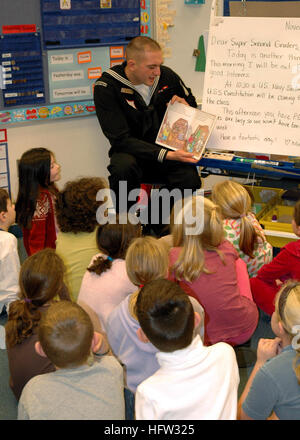 071115-N-5690S-001 ARLINGTON, Massachusetts (15. November 2007) im Rahmen der Lesung ist grundlegende Programm, Seaman Dustin Brzezniak, zugeordnet der USS Constitution, liest ein Buch zur zweiten Klasse Schüler in Cyris E. Dallin Elementary School. 1966 gegründet, ist die NationÕs größten und ältesten Familien Alphabetisierungsprogramm lesen ist Grundvoraussetzung für eine, und lebt von der Beteiligung der Gemeinschaft. 210 Jahre alt ist USS Constitution das älteste beauftragte Kriegsschiff flott in der Welt, mit ca. 65 aktiven Dienst Navy Matrosen besetzt und von fast einer halben million Touristen jährlich besucht. Foto: U.S. Navy Information Systeme T Stockfoto