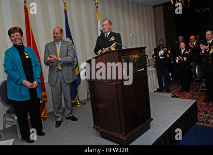 071115-N-5549O-128 WASHINGTON (15. November 2007) Secretary Of The Navy (SECNAV) Honorable Dr. Donald C. Winter und viele Ehrengäste, Familie und Freunde Dr. Delores M. Etter, Assistant Secretary Of The Navy, Standing Ovations bei ihrem Abschied-Empfang geben. Etter war verantwortlich für Forschung, Entwicklung und Akquisition innerhalb der Abteilung der Marine. Foto: U.S. Navy Mass Communication Specialist 2nd Class Kevin S. O'Brien (Released) US Navy 071115-N-5549O-128 Dr. Donald C. Winter und viele Ehrengäste, Familie und Freunde geben Dr. Delores M. Etter, stellvertretender Sekretär des N Stockfoto