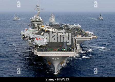 071116-N-7883G-236 PHILIPPINENSEE (16. November 2007) transit des Flugzeugträgers USS Kitty Hawk (CV-63) und anderen amerikanischen und Japan Maritime Self-Defense Forces (JMSDF) Schiffe zusammen am Ende des ANNUALEX 19 G, die maritime Komponente der amerikanisch-japanische Übung Keen Sword Õ08. Die Übung wurde entwickelt, um Interoperabilität zwischen den Vereinigten Staaten und die JMSDF zu erhöhen und ihre Fähigkeit, effektiv zu erhöhen und sich gegenseitig auf eine regionale Krisensituation reagieren. Foto: U.S. Navy Masse Kommunikation Spezialist Seemann Kyle D. Gahlau (freigegeben) uns Marine 071116-N-7883G-236 die Flugzeugträger USS Ki Stockfoto