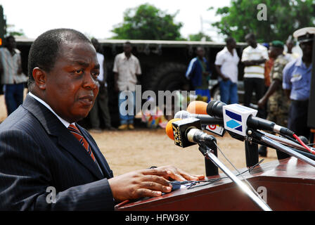 071120-N-8933S-120 TEMA, Ghana (20. November 2007) William Boafo, stellvertretender Verteidigungsminister, spricht auf der Afrika-Partnerschaft-Station (APS) der erste Spatenstich zum Gedenken an den Bau einer neuen medizinischen Klinik, die von der ghanaischen militärischen und zivilen Bevölkerung verwendet werden. APS soll bringen internationale Ausbildungsteams in Senegal, Liberia, Ghana, Kamerun, Gabun und São Tomé und Príncipe und unterstützt mehr als 20 humanitäre Hilfsprojekte neben Hosting-Austausch von Informationen und Schulung mit Partnernationen während seiner sieben-Monats-Bereitstellung Stockfoto