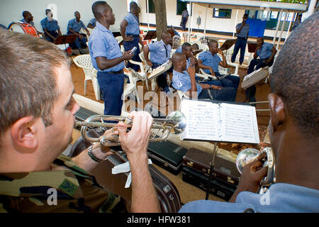 071121-N-8483H-003 TEMA, Ghana (21. November 2007) Musiker aus der ghanaischen Marine und der United States Navy halten Gemeinschaftspraxis Sitzung am östlichen Seestreitkräften Ghanas. Segler aus Commander Naval Forces Europe (CNE) Band unterstützen hier Afrika Partnerschaft Station (APS). APS wird mehr als 20 unterstützen humanitäre Hilfsprojekte in der Hoffnung zu verbessern, regionale maritime Sicherheit und Sicherheit in West- und Zentralafrika. Foto: U.S. Navy Mass Communication Specialist 3. Klasse James Hügel (freigegeben) uns Marine 071121-N-8483H-003 Musiker aus der ghanaischen Marine und den Vereinigten Staaten Stockfoto