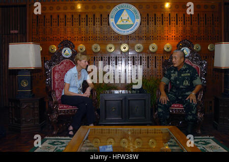 061122-N-0900G-203 ZAMBOANGA CITY, Philippinen (22. November 2007) US-Botschafter für die Republik der Philippinen, Kristie A. Kenney, trifft sich mit westlichen Mindanao Command Chief General Major Nelson Allaga am Camp Navarro. ). Kenney reist rund um die südlichen philippinischen Insel Mindanao Treffen mit Soldaten, die in der gemeinsamen operativen (JOA) zur Unterstützung der gemeinsame Special Operations Task Force Philippinen (JSOTF-P) über die Thanksgiving-Feiertag in Betrieb. Foto: U.S. Navy Mass Communication Specialist 2.Klasse Shawn Gentile (freigegeben) uns Marine 071122-N-0900G-203 US-Botschafter für Stockfoto