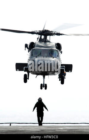 071126-N-3136P-045 SOUTH CHINA SEA (26. November 2007) A Sailor signalisiert ein Hubschrauber Anti-Submarine Squadron (HS) 14 SH-60F Seahawk ausziehen aus dem Flugdeck des Flugzeugträgers USS Kitty Hawk (CV-63). Kitty Hawk und eingeschifften Carrier Air Wing (CVW) 5 Staffeln nahmen an der Übung ANNUALEX mit Japan Maritime Self-Defense Force Anfang November. Kitty Hawk ist der Flugzeugträger der Welt nur dauerhaft nach vorne eingesetzt und arbeitet von Flotte Aktivitäten Yokosuka. Foto: U.S. Navy Mass Communication Specialist 3. Klasse Jimmy C. Pan (freigegeben) uns Marine 071126-N-3136P-045 Stockfoto