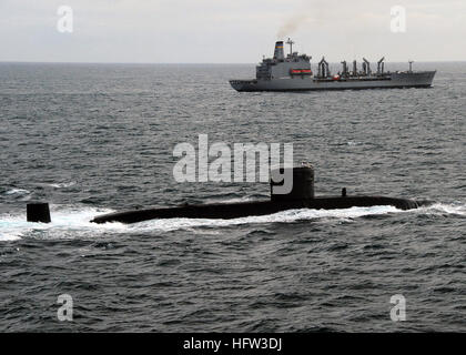 110520-N-VQ827-895 Atlantik (20. Mai 2011) der Royal Navy Trafalgar-Klasse u-Boot HMS Torbay (S90) läuft in Formation mit den Military Sealift Command Flotte Nachschub Öler USNS Leroy Grumman (T-AO 195) in die Royal Navy geförderte gemeinsame Ausübung sächsische Krieger 11. Schiffe und Flugzeuge, George h.w. Bush Carrier Strike Group zugewiesen werden in den USA bereitgestellt 6. Flotte Aufgabengebiet maritimer Sicherheitsoperationen und Theater Sicherheitsbemühungen Zusammenarbeit zu unterstützen. (Foto: U.S. Navy Mass Communication Specialist 3. Klasse Nicholas Hall/freigegeben) UNS Marine 110520-N Stockfoto