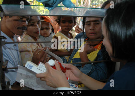 060824-N-3532C-118 Kupang, Indonesien (24. August 2006) Ð U.S. Navy Lt. Alice Moss, gebürtig aus Los Angeles, Hände Vorschriften im Gesundheitszentrum Batakte während einer medizinischen Outreach-Projekt im Rahmen des Military Sealift Command Lazarettschiff USNS MercyÕs (T-AH 19) besuchen. Barmherzigkeit ist im vierten Monat von ihrem fünfmonatigen humanitäre und politische Unterstützung Bereitstellung in Süd- und Südostasien, wo ihre Mannschaft hat bereits Tausende von Menschen behandelt. US Navy Foto von Masse Kommunikation Spezialist Seemann Joseph Caballero (freigegeben) US Navy 060824-N-3532C-118 U.S. Navy Lt. Alice Moss, eine native o Stockfoto