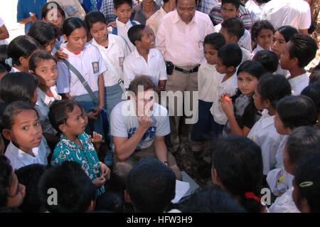 060824-N-3532C-259 Kupang, Indonesien (24. August 2006) - Projekt Hope Volunteer Craig Jacques lehrt Kinder Worte in englischer Sprache während Ärzte und Krankenschwestern behandeln Anwohner im Gesundheitszentrum Batakte als Teil des Military Sealift Command Hospitalschiffes, die USNS MercyÕs (T-AH 19) besuchen. Barmherzigkeit ist im vierten Monat von ihrem fünfmonatigen humanitäre und politische Unterstützung Bereitstellung in Süd- und Südostasien, wo ihre Mannschaft hat bereits Tausende von Menschen behandelt. US Navy Foto von Masse Kommunikation Spezialist Seemann Joseph Caballero (freigegeben) uns Marine-060824-N-3532C-259-Projekt-Ho Stockfoto