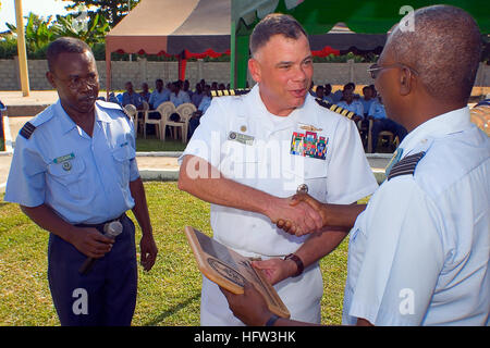 071128-N-8483H-005 TAKORADI, Ghana (28. November 2007)-Afrika-Partnerschaft-Station vereint Segler aus der US-Marine Flieger vom ghanaischen Luftwaffe und Soldaten der ghanaischen Armee während einer musikalischen Aufführung in Takoradi Air Station. Die Segler aus dem Commander Naval Forces Europe (CNE) Band, lang drei Tage mit ihren Host Drittstaatsangehörigen, die Vorbereitung für die Veranstaltung. APS ist eine internationale Bemühung mit dem Ziel, regionale maritime Sicherheit und Sicherheit in West- und Zentralafrika, die internationale Schulungsteams aus 14 verschiedenen Ländern, Kamerun, Gabun, Ghana, Senegal bringen, Stockfoto