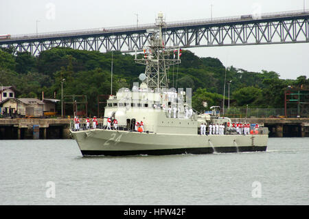 060821-N-5191L-002 Panama-Stadt, Panama (21. August 2006) - Schiff die peruanischen BAP Herrera (24 CM) Durchfahrt unter der Brücke der Amerikas, Vorbereitung zur Teilnahme an PANAMAX 2006. PANAMAX 2006 ist multinationalen Übung, zugeschnitten auf die Verteidigung des Panama-Kanals mit zivilen und militärischen Kräfte aus der Region. Foto: U.S. Navy Mass Communication Specialist 2. Klasse Jose Lopez, Jr. (freigegeben) US Navy 060821-N-5191L-002 der peruanischen Schiff BAP Herrera (24 CM) Durchfahrt unter der Brücke des Amerikas der Vorbereitung zur Teilnahme an PANAMAX 2006 Stockfoto