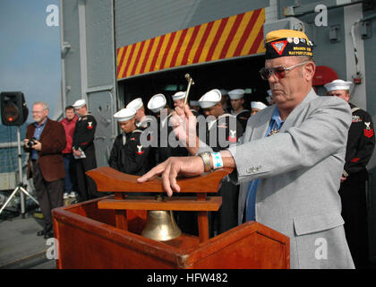 071207-N-6812T-023 Atlantik (7. Dezember 2007) Fred Hill der Vice President of Mayport Flotte Reserve Association Zweig 290 macht ehrt verstorbenen Kameraden während einer Gedenkveranstaltung Pearl Harbor an Bord geführte Raketen Fregatte USS Samuel B. Roberts (FFG-58). Foto: U.S. Navy Mass Communication Specialist 2nd Class Jason Trevett (Released) US Navy 071207-N-6812T-023 Fred Hill der Vice President of Mayport Flotte Reserve Association Zweig 290 Auszeichnungen für rendert verstorbenen Kameraden während einer Gedenkveranstaltung Pearl Harbor Stockfoto