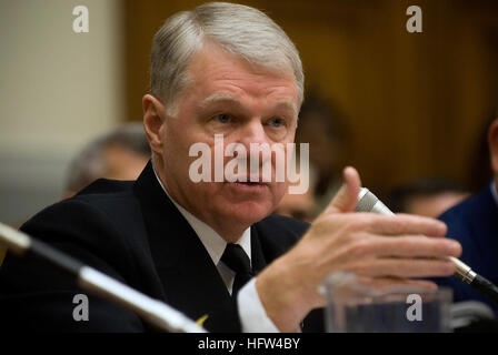 071213-N-8273J-109 WASHINGTON (13. Dezember 2007) Chief of Naval Operations (CNO) Admiral Gary Roughead erscheint vor dem House Armed Services Committee Zeugnis geben und beantworten Fragen der einheitlichen Meeresstrategie. Die Strategie, ÒThe Genossenschaft Meeresstrategie für 21. Jahrhundert Seemacht, Ó soll die Vermögen aller drei NationÕs maritime Dienste verwenden, um ein Gleichgewicht aus Friedenszeiten Engagement und großen Kampfeinsatz Funktionen vorwärts Präsenz, Abschreckung, Meer Kontrolle, Machtprojektion, maritime Sicherheit und menschliche Hilfe und Katastrophenhilfe Antwort enthalten. U.S. Stockfoto