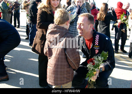 071218-N-4669J-042 VIRGINIA BEACH, Virginia (Dez. 18,2007) CMdR George Wikoff, Executive Officer, Strike Fighter Squadron (VFA) 211, begrüßt seinen Sohn am Naval Air Station Oceana nach einer geplanten fünf Monate Bereitstellung an Bord der nuklear angetriebene Flugzeugträger USS Enterprise (CVN-65) U.S. Navy Photo Mass Communication Specialist 3rd Class Jennifer L. Jaqua (Released) US Navy 071218-N-4669J-042 Cmdr. George Wikoff, Executive Officer , Strike Fighter Squadron (VFA) 211, begrüßt seinen Sohn am Naval Air Station Oceana nach einem geplanten fünfmonatigen Einsatz an Bord der nuklear angetriebene Flugzeug ca Stockfoto