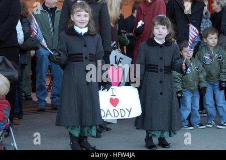 071218-N-4469B-022 VIRGINIA BEACH, Virginia (18. Dezember 2007) die Töchter von CMdR Steve Brackett, zugeordnet zu Carrier Air Wing (CVW) 1, warten auf ihren Vater Rückkehr zu Oceana Naval Air Station (NAS). CVW-1 zurückgegeben an NAS Oceana nach der geplanten Bereitstellung an Bord der nuklear angetriebene Flugzeugträger USS Enterprise (CVN-65) zur Unterstützung der Operationen Operation Iraqi Freedom und Enduring Freedom. US Navy Foto von Masse Kommunikation Spezialist Seemann Devin K. Brown (freigegeben) US Navy 071218-N-6027B-022 die Töchter von CMdR Steve Brackett, zugeordnet zu Carrier Air Wing (CVW) 1, warten auf ihren Vater Rückkehr zu Na Stockfoto