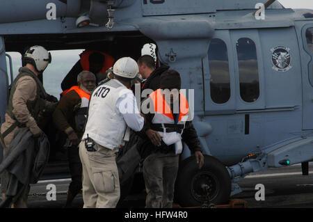 071223-N-6125G-007 Persischen Golf (23. Dezember 2007) Shipwrecked Überlebenden werden über das Flugdeck der Nimitz-Klasse nuklear angetriebene Flugzeugträger USS Harry S. Truman (CVN-75) begleitet, nachdem wird durch zwei MH-60 Seahawk Hubschrauber, zugeordnet der "Ritter des Meeres" der Hubschrauber Meer Kampf Geschwader (HSC) 22 Seenot geretteten an Bord des Schiffes schnell Kampfunterstützung USNS Arctic (T-AOE 8) begonnen. Die Seeleute wurden geborgen, nachdem ihre Dhau in rauer See versank. Truman und der Arktis werden bis zum Persischen Golf im Rahmen der laufenden Rotation zur Sicherheit im Seeverkehr in der Region Unterstützung bereitgestellt. U.S. Stockfoto