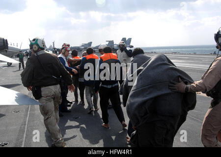 071223-N-6125G-016 Persischen Golf (23. Dezember 2007) Shipwrecked Überlebenden werden über das Flugdeck der Nimitz-Klasse nuklear angetriebene Flugzeugträger USS Harry S. Truman (CVN-75) begleitet, nachdem wird durch zwei MH-60 Seahawk Hubschrauber, zugeordnet der "Ritter des Meeres" der Hubschrauber Meer Kampf Geschwader (HSC) 22 Seenot geretteten an Bord des Schiffes schnell Kampfunterstützung USNS Arctic (T-AOE 8) begonnen. Die Seeleute wurden geborgen, nachdem ihre Dhau in rauer See versank. Truman und der Arktis werden bis zum Persischen Golf im Rahmen der laufenden Rotation zur Sicherheit im Seeverkehr in der Region Unterstützung bereitgestellt. U.S. Stockfoto