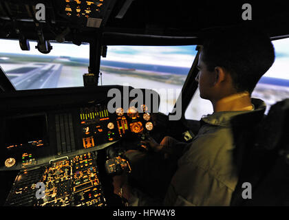 110621-N-DX615-028 SAN DIEGO (21. Juni 2011) Midshipman 3. Klasse Juan Vielma, ein Student am Illinois Institute of Technology, Piloten einen Hubschrauber-Simulator beim Lernen über die verschiedenen Arbeitsmöglichkeiten für zukünftige Navy und Marine Corps Offiziere. Midshipmen in Marine ROTC bereisen die militärischen Anlagen in der Gegend von San Diego für Berufsorientierung und Ausbildung für Midshipmen (CORTRAMID) bekommen eine Vorstellung davon, was sie während ihrer militärischen Karriere machen wollen. (Foto: U.S. Navy Mass Communication Specialist 2. Klasse Alan Gragg/freigegeben) U.S. Navy 110621-N-DX615-028 Midshipman Stockfoto