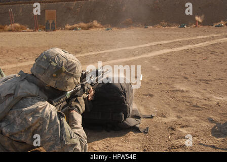 080106-N-7405P-072 Bagdad, Irak (5. Januar 2008) US Army Spc Matthew Petterson, zugewiesen, das 4. Bataillon, 64. Armored Regiment, feuert sein Gewehr m-4 auf einem Schießstand in der Nähe von Sadiyah. Foto: U.S. Navy Mass Communication Specialist 2. Klasse Greg Pierot (freigegeben) uns Marine 080106-N-7405P-072 US Army Spc Matthew Petterson, zugewiesen, das 4. Bataillon, 64. Armored Regiment, feuert sein Gewehr m-4 auf einem Schießstand in der Nähe von Sadiyah Stockfoto