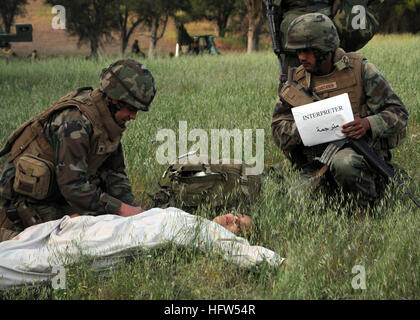 090422-N-9584H-005 FORT HUNTER LIGGETT, Kalifornien (22. April 2009) Hopspital Corpsman 2. Klasse Damian Young, zugewiesen, Naval Mobile Bau Bataillon (NMCB) 3, und sein Dolmetscher, Bau Elektriker 2. Klasse Frantel Alcanzaren, behandeln ein Zivilist mit einem simulierten Verletzungen während der Operation tragen Duell 2009. Duell ist eine jährliche Feld Trainingsübung zum Testen das Bataillon Fähigkeit zu einer Notfall-Umgebung bereitstellen. (US  Marine Foto von Masse Kommunikation Spezialist Seemann Ernesto Hernandez Fonte/freigegeben) uns Marine 090422-N-9584 H-005 Hopspital Corpsman 2. Klasse Damian Young Stockfoto