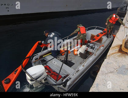 080109-N-0780F-006 SOUDA-Bucht, Griechenland (9. Januar 2008) Segler, Naval Support Aktivität Hafenbetrieb zugeordnet, Souda Bay bereitstellen eine Oil Spill Ölsperre um Lenkwaffenzerstörer USS Laboon (DDG-58) vor der Betankung Operationen. Bereitstellen einer Ölsperre als Präventionsmaßnahme vor jeder US-Durchführung von Tankautomaten Schiffsbetrieb Verschmutzung ist eine Betriebsanweisung. U.S. Navy photo von Paul Farley (freigegeben) US Navy 080109-N-0780F-006-Segler, Naval Support Aktivität Hafenbetrieb zugeordnet, Souda Bay bereitstellen eine Öl-Überlauf-Ölsperre um Lenkflugkörper zu zerstören Stockfoto