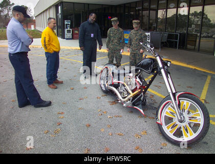 080117-N-0857S-002 NEW ORLEANS, Louisiana (17. Januar 2008) Personals zu Naval Support Activity New Orleans Blick auf das Marine Corps Tribute Bike auf Display außerhalb der Navy-Austausch. Das Tribute Bike wurde gebaut von Herrn Larry Tremblay, seinen Sohn zu Ehren und andere Marines, die ihr Leben für das Land gegeben haben. Herr TremblayÕs Sohn, CPL Joseph Tremblay verlor sein Leben im Irak im Jahr 2005.  Herr Tremblay ist zweite von links im Bild. US Navy Foto von Sam Shore (freigegeben) US Navy 080117-N-0857S-002 Personal zugewiesenen Naval Support Activity New Orleans Blick auf das Marine Corps Tribute Bike Stockfoto