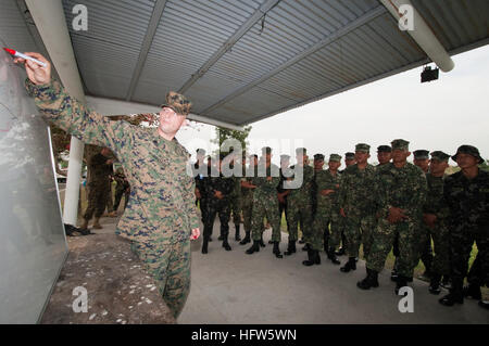 110215-N-5086M-019 NAVAL STATION SANGLEY POINT, Philippinen (15. Februar 2011) SGT David Zimmerman, zugewiesen, Flotte Anti-Terrorism Security Team Pacific (schnell), begann an Bord den USA 7. Flottenkommando Schiff USS Blue Ridge (LCC-19), weist philippinischen Matrosen und Marinesoldaten auf verschiedene Angriff Gegenmaßnahmen im Rahmen einer beruflichen Entwicklung. Blue Ridge ist in Manila für einen geplanten Hafen-Besuch während einer Patrouille Frühling. (Foto: U.S. Navy Mass Communication Specialist 1. Klasse Greg Mitchell/freigegeben) UNS Marine 110215-N-5086M-019 SGT David Zimmerman, Anti-Terror-S Flotte zugewiesen Stockfoto