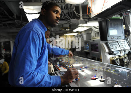 Ein Aviation Boatswain's Mate (Handling) kommuniziert über ein schallbetriebenes Telefon, um die Flugzeugpositionen auf dem Flugdeck der USS Abraham Lincoln (CVN 72) während einer Trainingseinheit zur Vorbereitung der Carrier Strike Group zu überwachen. Stockfoto