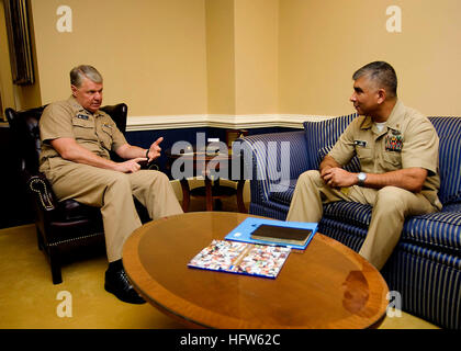 080124-N-8273J-003 WASHINGTON (24. Januar 2008) Chief of Naval Operations (CNO) Admiral Gary Roughead Gespräche mit Master Chief Petty Officer der Marine (INTERNIERUNGSLAGER) Joe R. Campa Jr. während ein Büro im Pentagon nennen. Roughead traf sich mit Campa, den aktuellen Status der Marine und das Wohlergehen der Seeleute zu diskutieren. Foto: U.S. Navy Mass Communication Specialist 1st Class Tiffini M. Jones (Released) US Navy 080124-N-8273J-003 Chief of Naval Operations (CNO) Adm. Gary Roughead spricht mit Master Chief Petty Officer der Marine (INTERNIERUNGSLAGER) Joe R. Campa Jr. während eines Anrufs Büro im Pentagon Stockfoto