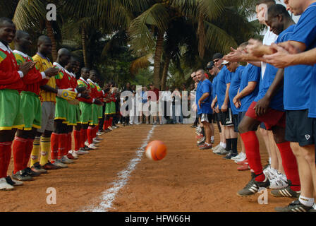 080128-N-0193M-422 LOME, Togo (28. Januar 2008) Rear Admiral Anthony Kurta Tritte, der erste Ball bei einem Fußballspiel zwischen Mitgliedern des togoischen 1. Infanterie-Regiments und Matrosen stationiert an Bord des high-Speed-Schiffes (HSV) 2 Swift während der VesselÕs ersten Anlaufhafen für Afrika Partnerschaft Station (APS). Als Teil des neuen kooperativen Meeresstrategie der Marine ist APS eine Multi-nationale Bemühungen um die neuesten Trainings und Techniken maritime Profis in neun West- und zentralafrikanischen Ländern durch transparente Partnerschaften aufzubauen. Foto: U.S. Navy Mass Communication Specialist Stockfoto