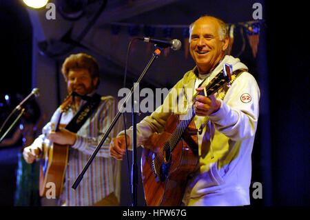 080128-N-3235P-221 nahen östlichen Hafen (28. Januar 2008) Aufnahmekünstler Jimmy Buffett, Recht, und Mac Kollegin, ein Mitglied der "Coral Reefer Band" ausführen ein USO-Konzert für die Segler der Nimitz-Klasse Flugzeugträger USS Harry S. Truman (CVN-75) während den letzten Hafen besuchen Sie im Nahen Osten. Truman und eingeschifften Carrier Air Wing (CVW) 3 laufen auf eine geplante Bereitstellung Operationen Operation Iraqi Freedom, Enduring Freedom und Sicherheit im Seeverkehr Operationen zu unterstützen. Foto: U.S. Navy Chief Masse Kommunikation Spezialist Michael W. Pendergrass (freigegeben) Marine 080128-N-3235P-221 Aufnahme ein Stockfoto