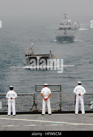 080202-N-8933S-003 Golf von GUINEA (2. Februar 2008) Afrika Partnerschaft Station (APS) Segler beobachten wie Landungfertigkeit Dienstprogramm (LCU) 1655 eine Formation der Äquatorial-Guinea Marine hinter das APS-Flaggschiff, die Dock-Landungsschiff USS Fort McHenry (LSD-43), führt entlang der Küste von Äquatorial-Afrika. APS ist Bestandteil der Marine neue kooperative Meeresstrategie maritime Profis in neun West- und zentralafrikanischen Ländern die neuesten Trainings und Techniken bringen und an der gemeinsamen Bedrohung durch illegale Fischerei, Schmuggel und Menschenhandel. Neben der maritimen Ausbildung wird APS Longitudinalstudie Stockfoto