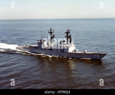 Ein Bugblick von Steuerbord zeigt den Raketenzerstörer USS Conolly (DD-979), der die Struktur des Schiffes, das Deck und die Bereitschaft der Marine auf See unterstreicht. Stockfoto