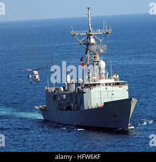 080207-N-8335D-071 Persischen Golf (7. Februar 2008) ein EH-96 Puma vom Military Sealift Command trockene Ladung/Munition Schiff USNS Sacagawea (T-AKE-2) landet auf der geführte Raketen Fregatte USS Ingraham (FFG-61) während eine vertikale Nachschub. Ingraham ist Teil der Tarawa Expeditionary Strike Group, die in den USA bereitgestellt wird 5. Flotte Aufgabengebiet. Foto: U.S. Navy Mass Communication Specialist 1. Klasse Richard Doolin (freigegeben) US Navy 080207-N-8335D-071 ein EH-96 Puma vom Military Sealift Command trockene Fracht-Munition Schiff USNS Sacagawea (T-AKE-2) landet auf der geführte Flugkörper fr Stockfoto