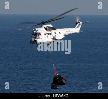 080207-N-8335D-143 von Military Sealift Command trockene Ladung/Munition Schiff USNS Sacagawea (T-AKE-2) Persischer Golf (7. Februar 2008) ein EH-96 Puma Hubschrauber transportiert Versorgung Paletten zum amphibischer Angriff Schiff USS Tarawa (LHA-1). Die Tarawa Expeditionary Strike Group in den USA bereitgestellt wird 5. Flotte Aufgabengebiet. Foto: U.S. Navy Mass Communication Specialist 1. Klasse Richard Doolin (freigegeben) uns Marine 080207-N-8335D-143 eine EH-96 Puma Helikopter von Military Sealift Command trockene Fracht-Munition Schiff USNS Sacagawea (T-AKE-2) transportiert Versorgung Paletten zum amphibischer Angriff Schiff Stockfoto