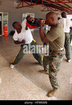 080208-N-0577G-0140 TAKORADI, Ghana (8. Februar 2008) Staff Sgt Franklin Davis, der East Brunswick, NJ, ein Marine zugewiesen, Afrika Partnerschaft Station (APS) beginnt den ersten Tag des Kampfkunst Unterricht für die 2. Infanterie-Bataillon der ghanaischen Armee. APS ist ein multi-nationalen Bemühungen um die neuesten Trainings und Techniken maritime Profis in West- und Zentralafrika. Foto: U.S. Navy Mass Communication Specialist 1. Klasse Brian A. Goyak (freigegeben) US Navy 080208-N-0577G-140 Staff Sgt Franklin Davis, der East Brunswick, NJ, Marine, Afrika Partnerschaft Station zugewiesen Stockfoto