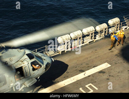 080209-N-7643B-048 Nahost (2. Februar 2008) Flugdeck Besatzungsmitglieder an Bord der amphibischen Angriff Schiff USS Tarawa (LHA-1) führen ein MH-60 Seahawk "Totschläger" der Hubschrauber Meer bekämpfen Squadron (HSC) 21 zugeordnet. Die Tarawa Expeditionary Strike Group ist derzeit in der 5. Flotte Zuständigkeitsbereich eingesetzt. U.S.  Marine Foto von Masse Kommunikation Spezialist Seaman David A. Brandenburg (freigegeben) US Navy 080209-N-7643B-048 Flugdeck Besatzungsmitglieder an Bord der amphibischen Angriff Schiff USS Tarawa (LHA-1) führen ein MH-60 Seahawk zugewiesen die Stockfoto